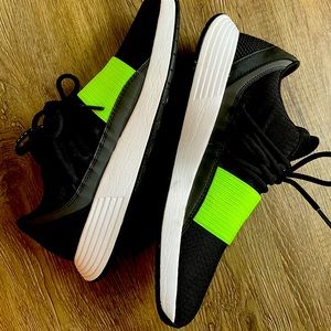 Under Armour tennis shoes size 8